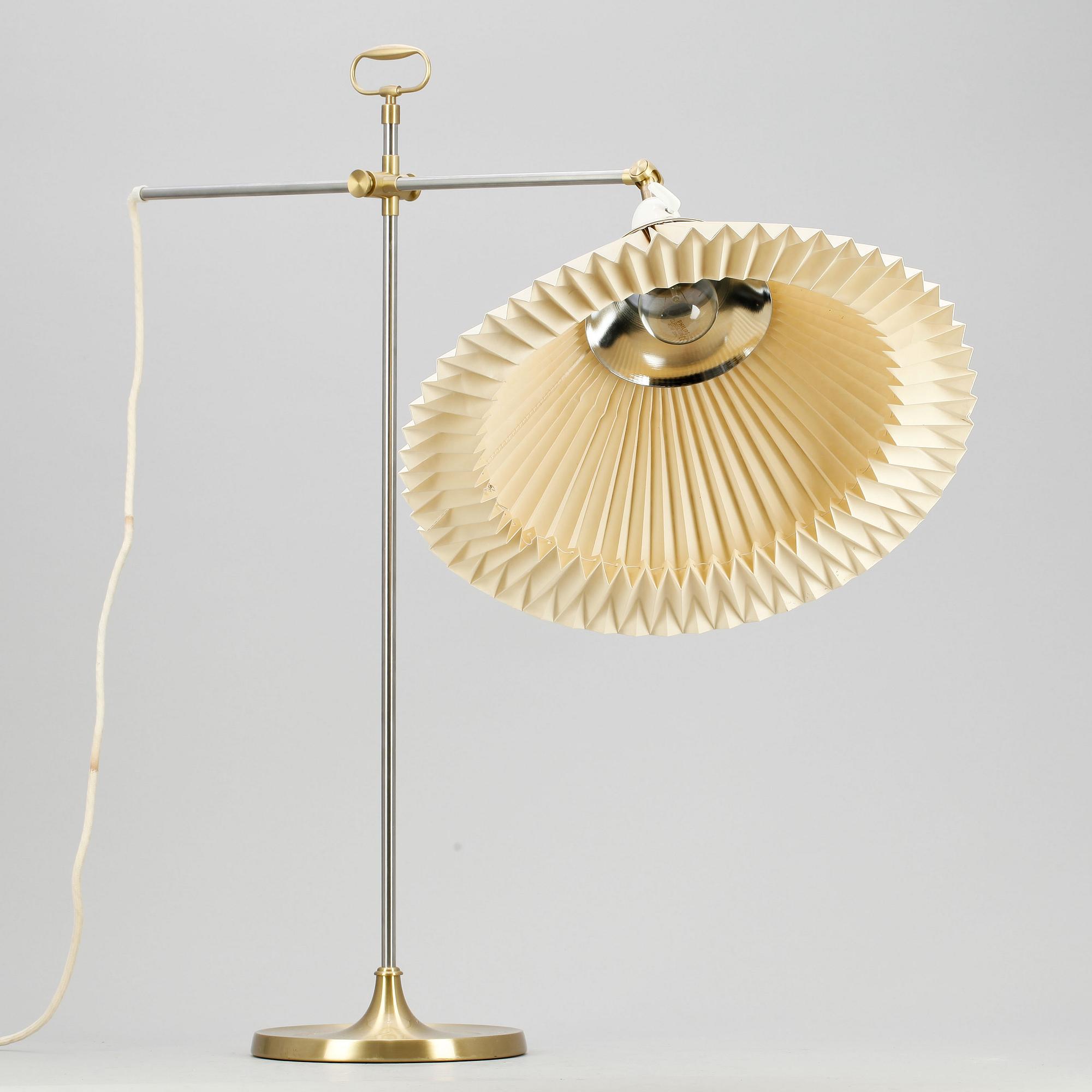 BORDSLAMPA, "modell 319", Kaare & Esben Klint, Le Klint, Danmark.