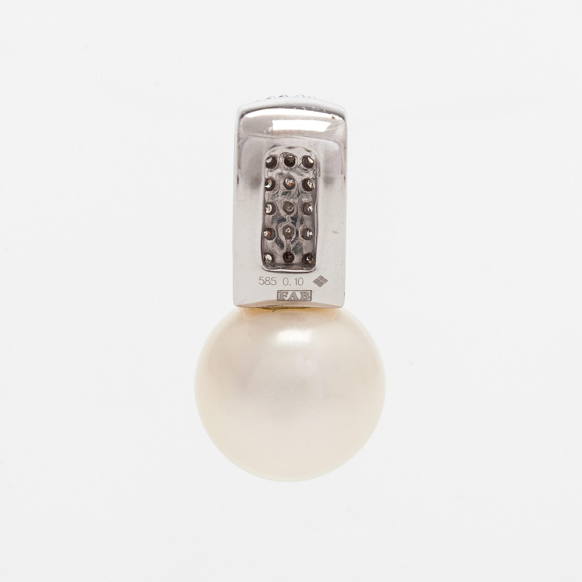 Hänge, odlad pärla, åttkantslipade diamanter, 14K vitguld.