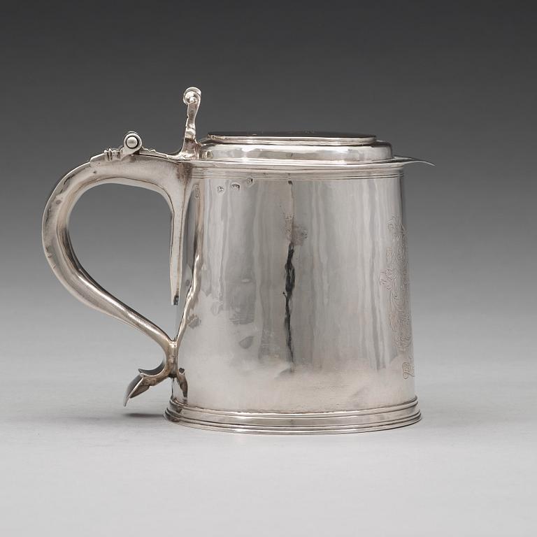An English 17th century silver tankard, possibly of John Ruslen, London 1680.