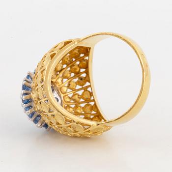 RING, med runda fasettslipade ljusblå topaser.