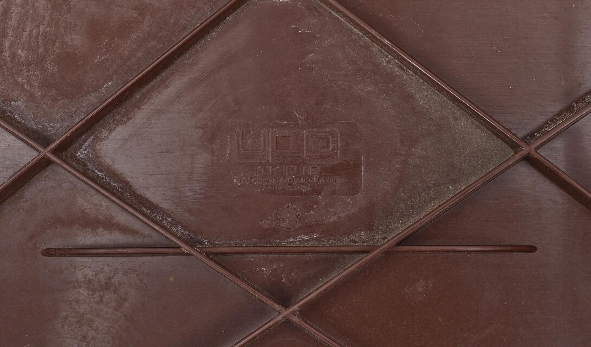 KARMSTOL, Eero Arnio för UPO Furniture, Finland och VÄGGHYLLA, Utensilo", formgiven av Dorothée Maurer-Becker.