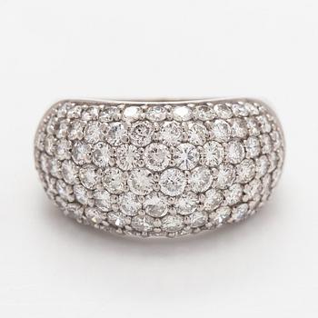 Ring, bombé, platina och briljantslipade diamanter.