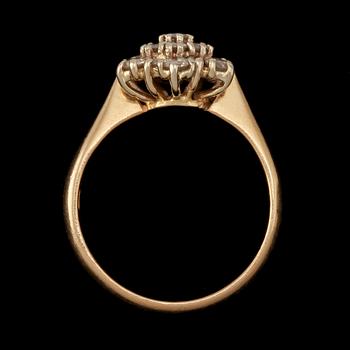 RING, 18k guld och vitguld med 19 briljantslipade diamanter, tot 0.77 ct. 1900-talets sista kvartal. Vikt 5 g.