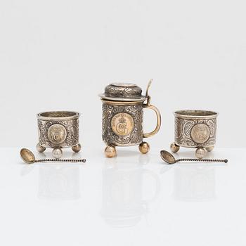 Saltkar och dryckeskanna i miniatyr, silver, C G Hallberg, Stockholm 1900-1904. I original ask.