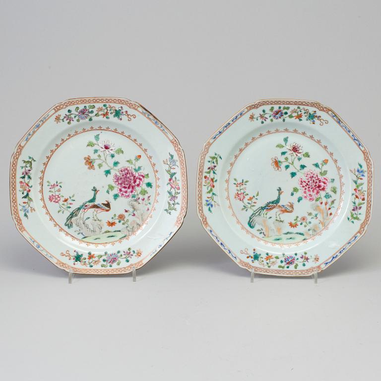 TALLRIKAR, ett par, kompaniporslin. Qingdynastin, Qianlong (1736-95).