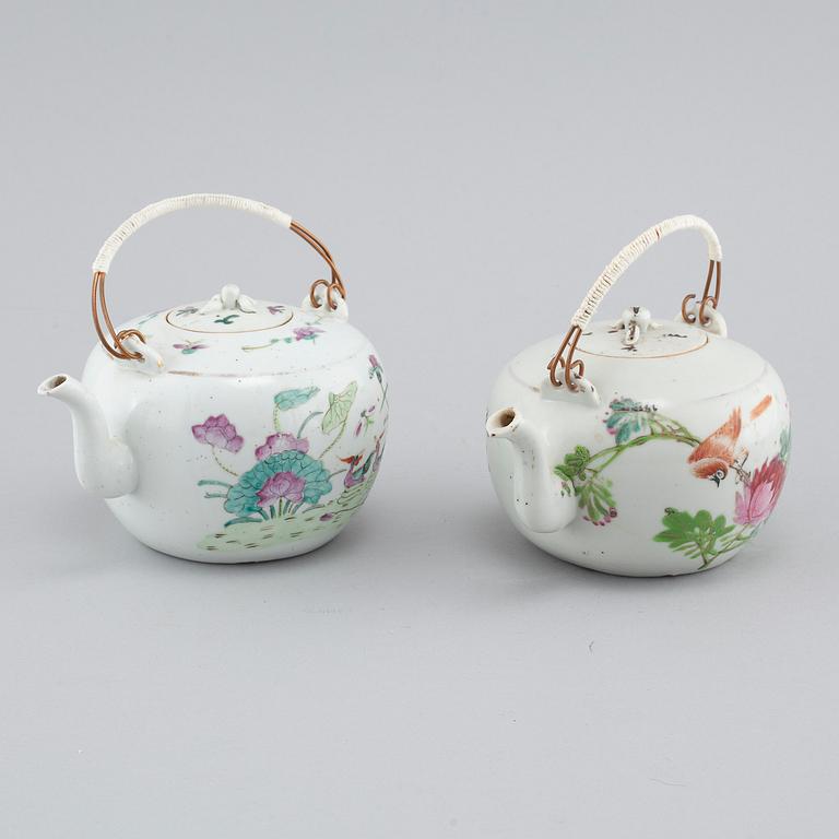Two Chinese porcelain tea pots, around the year 1900.