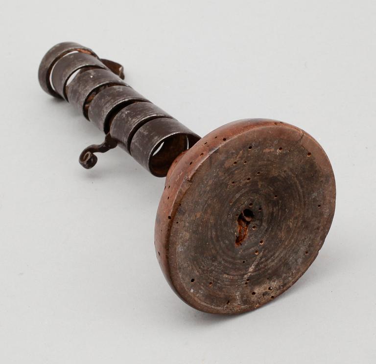 LJUSSTAKE, smide och trä, 1700-tal.