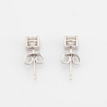 Örhängen med briljantslipade diamanter, med IGI report.