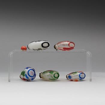 A group of five peking glass snuff bottles, Kina, 1900-talets början.