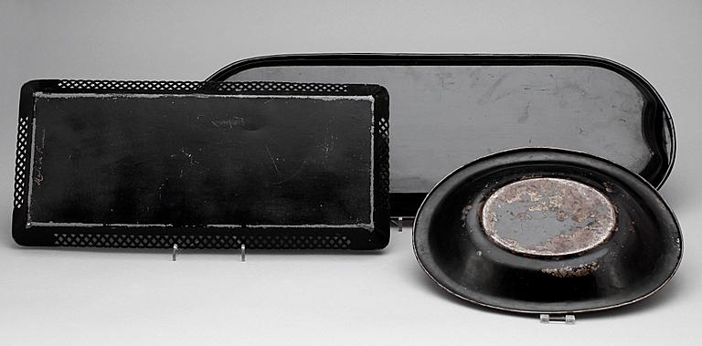 BRICKOR samt BRÖDSKÅL, bemålad plåt, 3 st, 1800-tal.