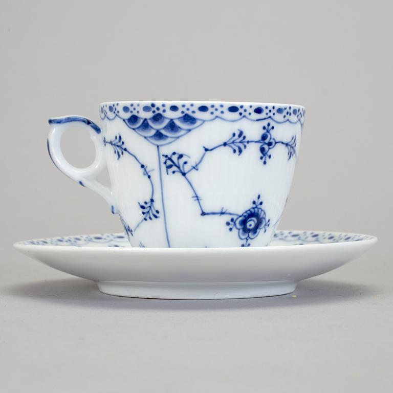 SERVISDELAR, 58 st, porslin, "Musselmalet", främst Royal Copenhagen, Danmark.