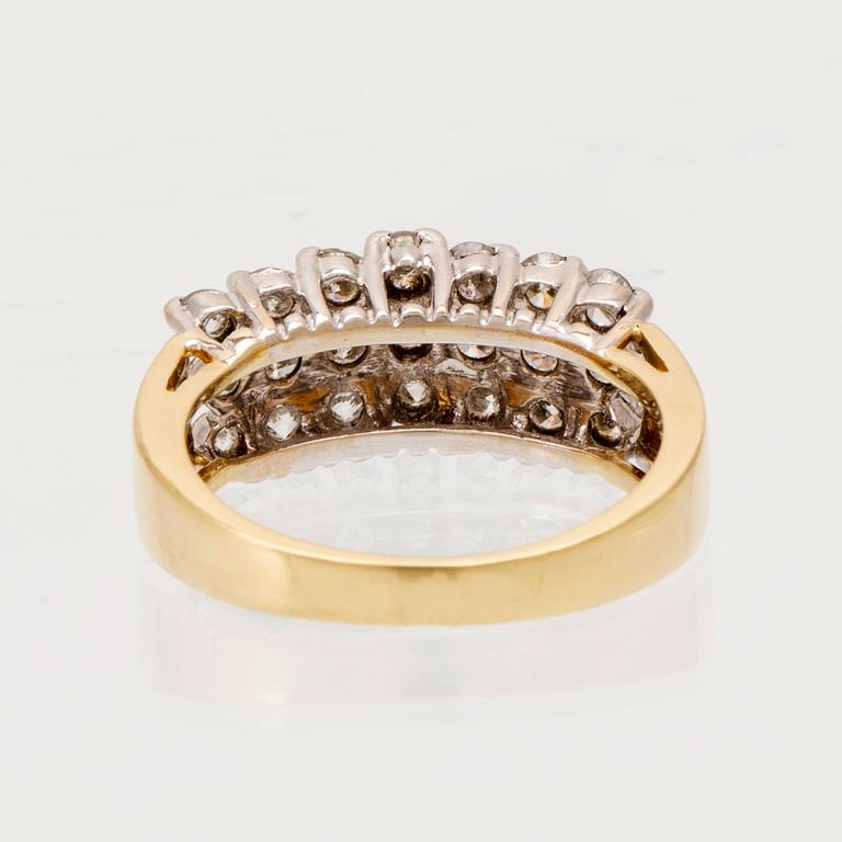 Ring 18K vitt och rött guld med runda briljantslipade diamanter.