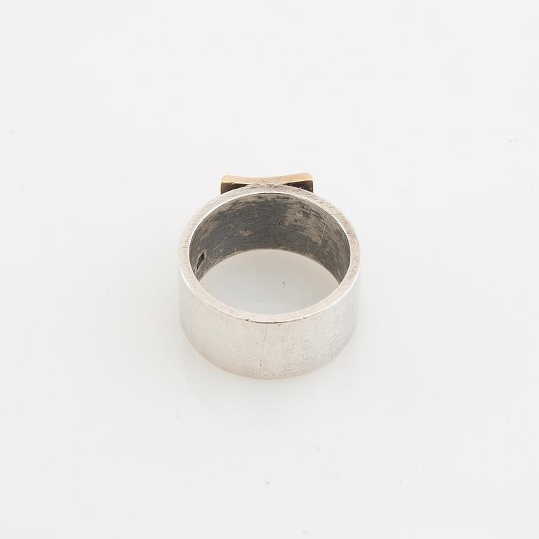 Claes Liljeroth, Ring of silver and 18K gold.