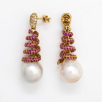 A pair of 18K gold earrings with rubies, diamonds ca. 0.96 ct in total and cultured pearls.