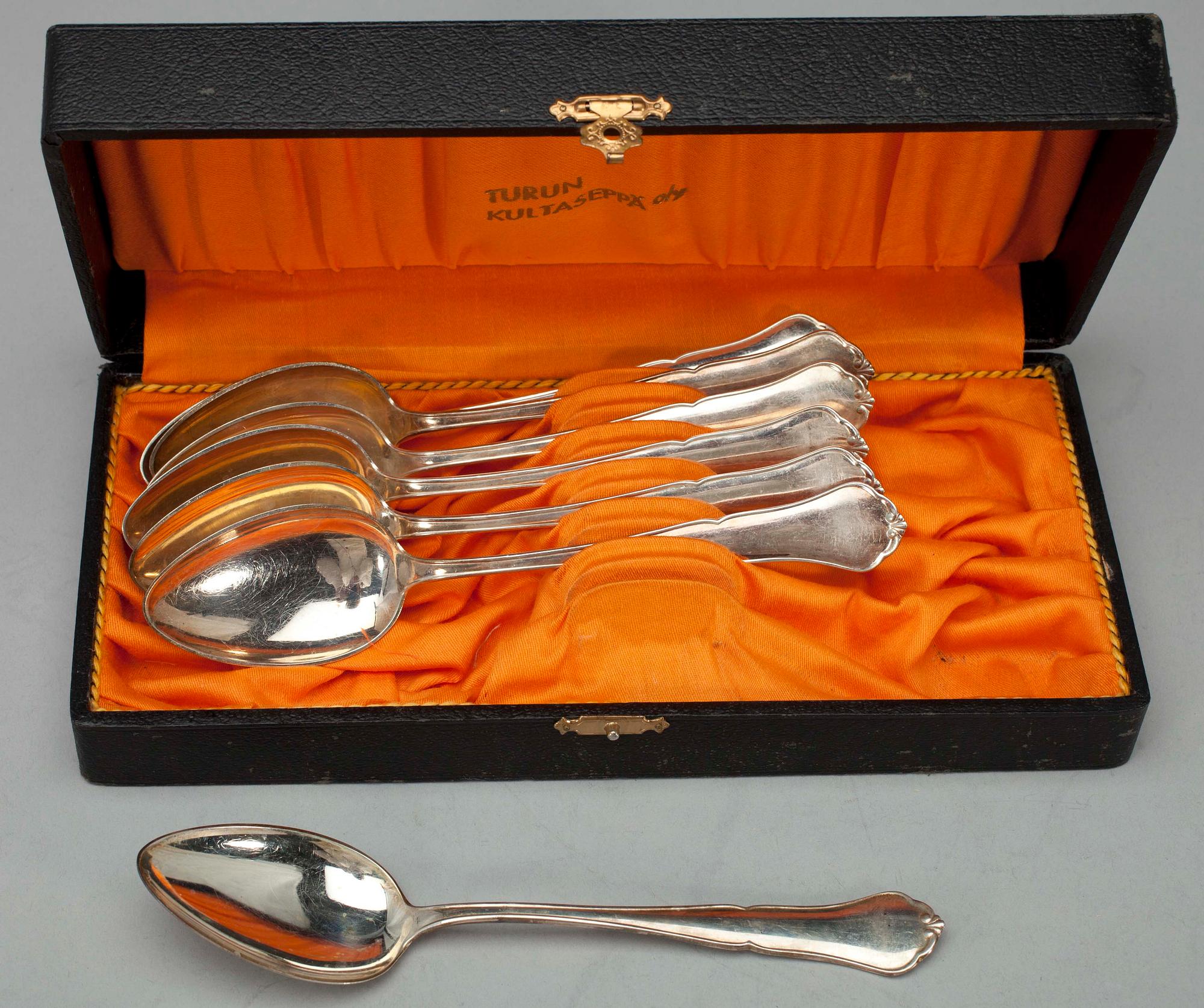 BORDSBESTICK, silver, Chippendale, 12+12+12. Auran Kultaseppä, Åbo 1961.