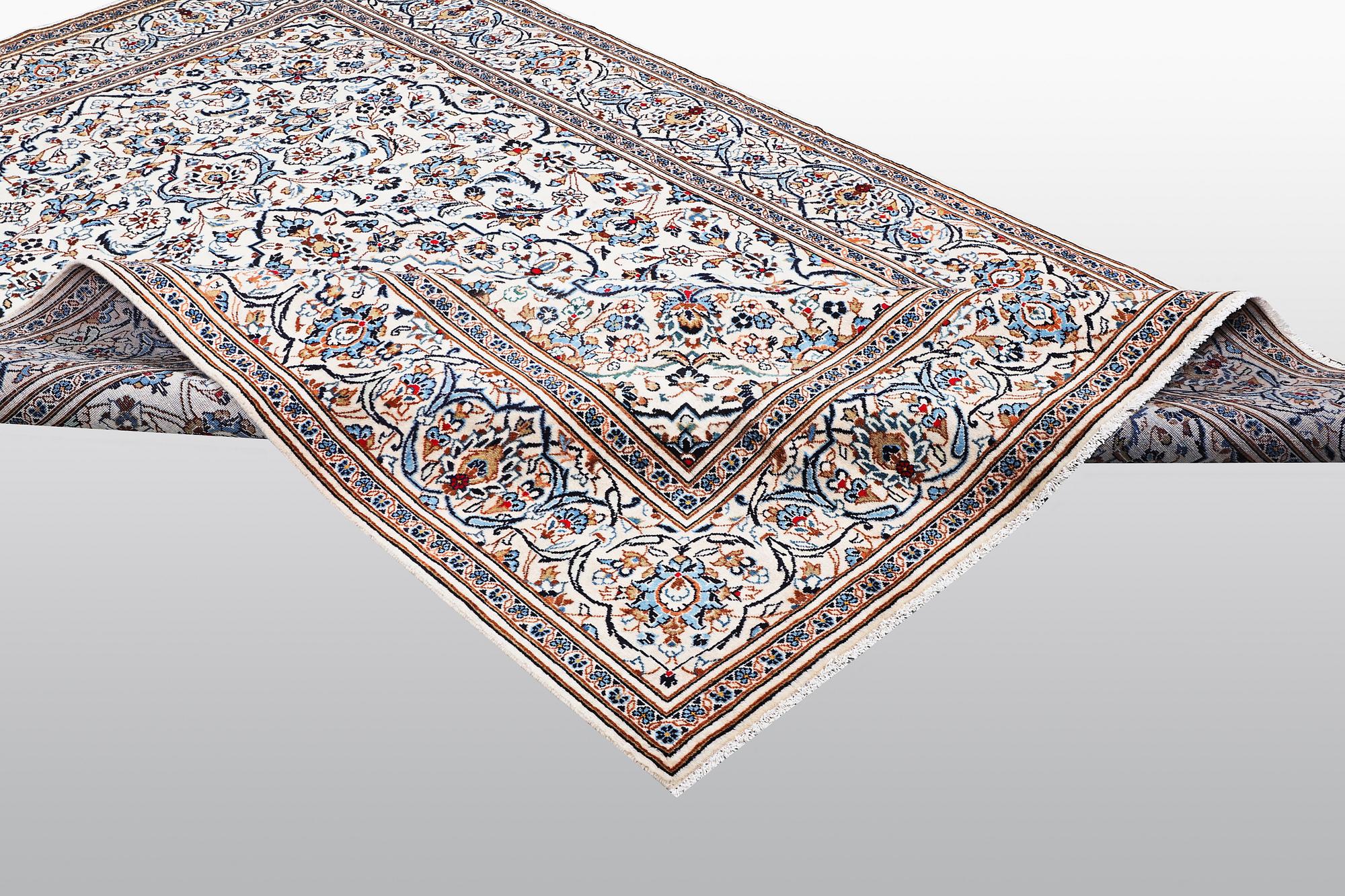 A carpet, Kashan, ca 296 x 192 cm.
