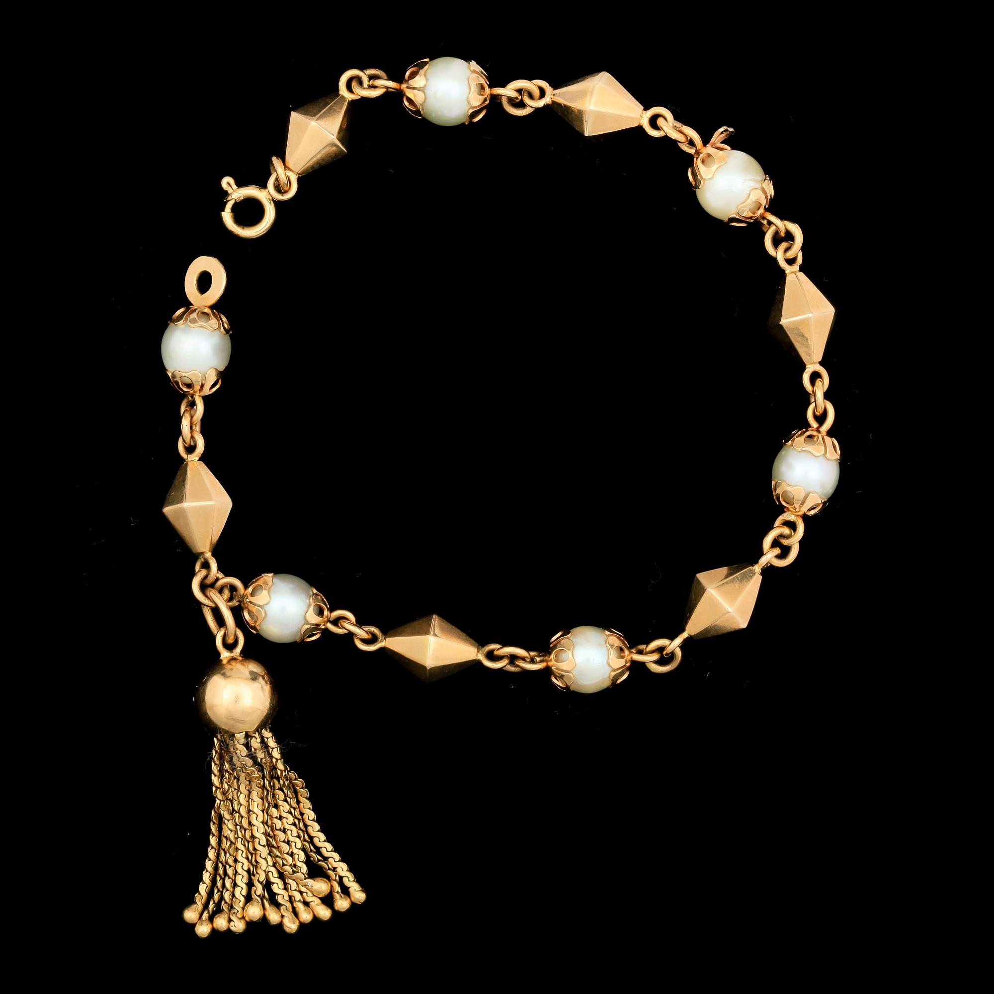 ARMBAND, 18k guld med odlade pärlor och tofskläpp. Tot vikt 15,2g.