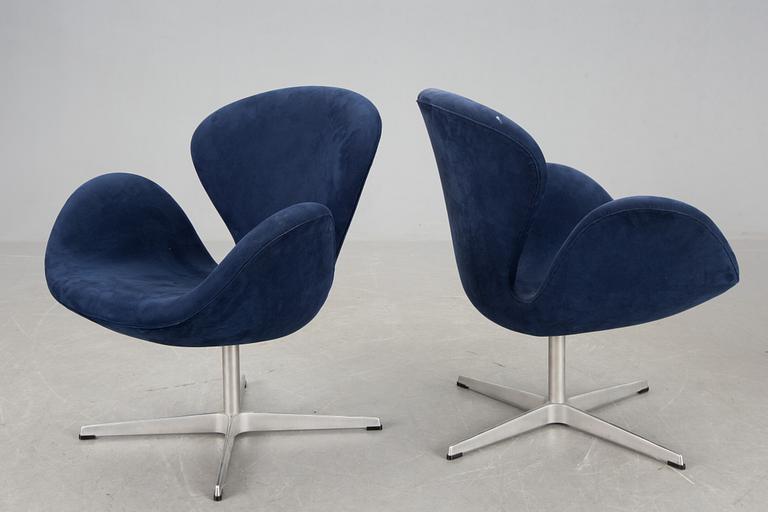 FÅTÖLJER, ett par, "Svanen", Arne Jacobsen för Fritz Hansen, 2000-tal.