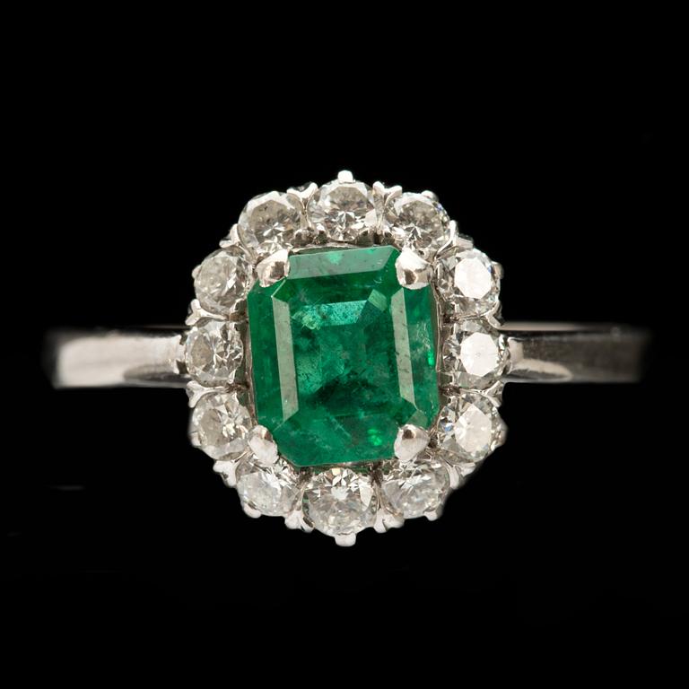 RING, 18k vitguld med smaragd 1,20ct och briljantslipade diamanter ca 0,60ct. Vikt ca 5 g.