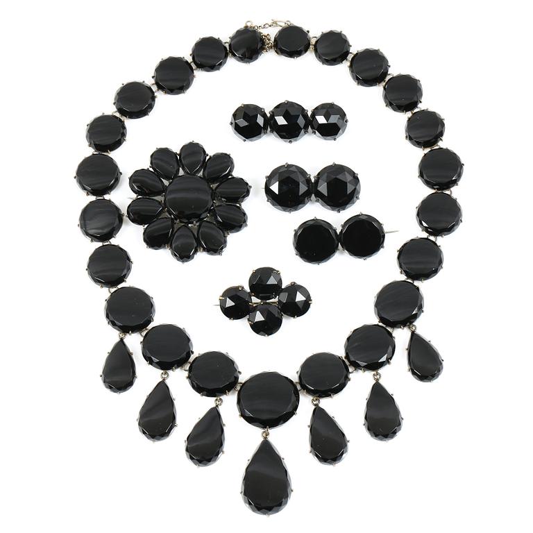 SMYCKEGARNITYR, 6 delar, bla silver med onyx resp jet, 1880-tal till omkring sekelskiftet 1900.