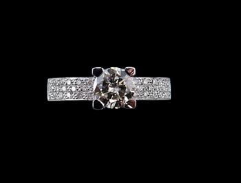 551. A RING, brilliant cut diamonds c. 1.55 ct. Center stone c. 1.20 ct. 18K white gold, weight 7 g.