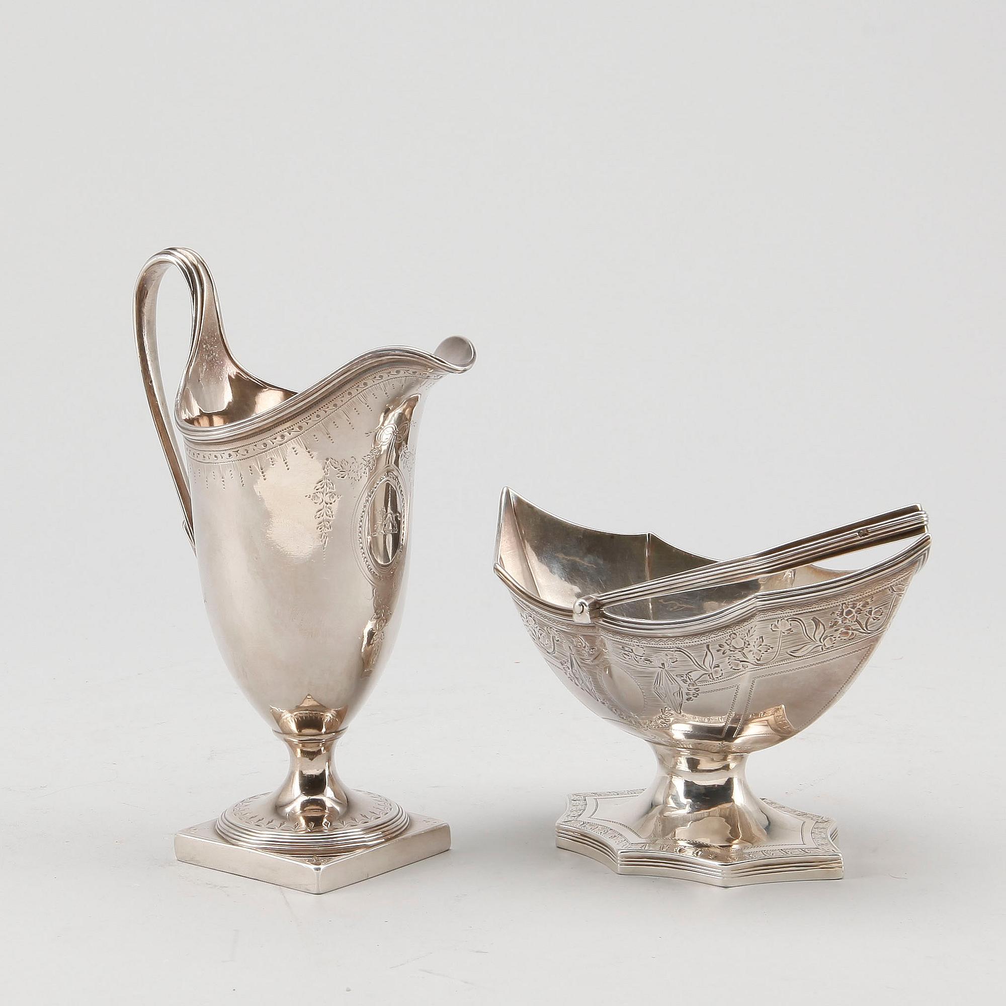 GRÄDDKANNA och SOCKERSKÅL, silver, bland annat Digby Scott & Benjamin Smith I, London, 1828. Total vikt ca 332g.