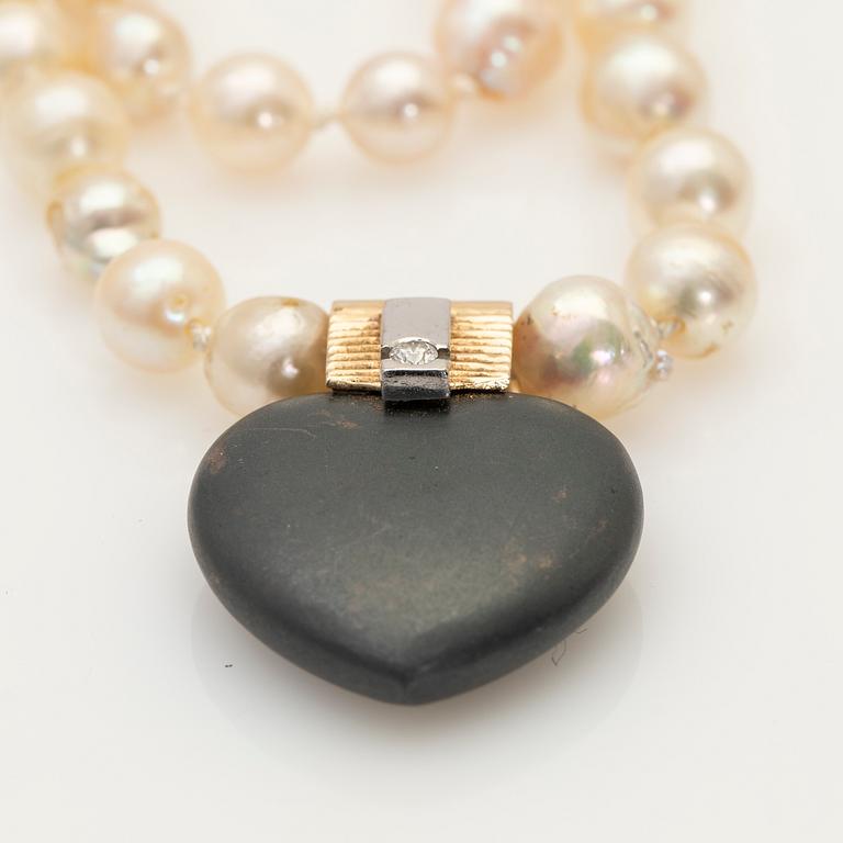 Ole Lynggaard, hänge, 14K guld med sten och diamant samt pärlcollier.