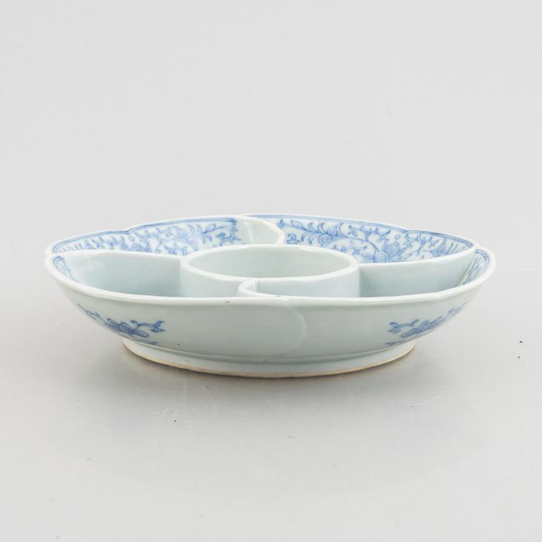 A Chinese blue and white porcelain dish, late Qing dynasty / around 1900.