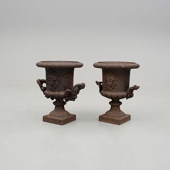 TRÄDGÅRDSURNOR, ett par, 1900-talets första hälft.