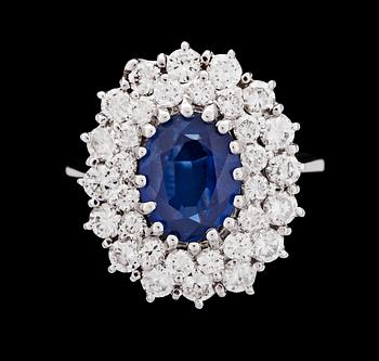 1118. RING, oval fasettslipad blå safir, ca 2 ct med briljantslipade diamanter, ca 2 ct.