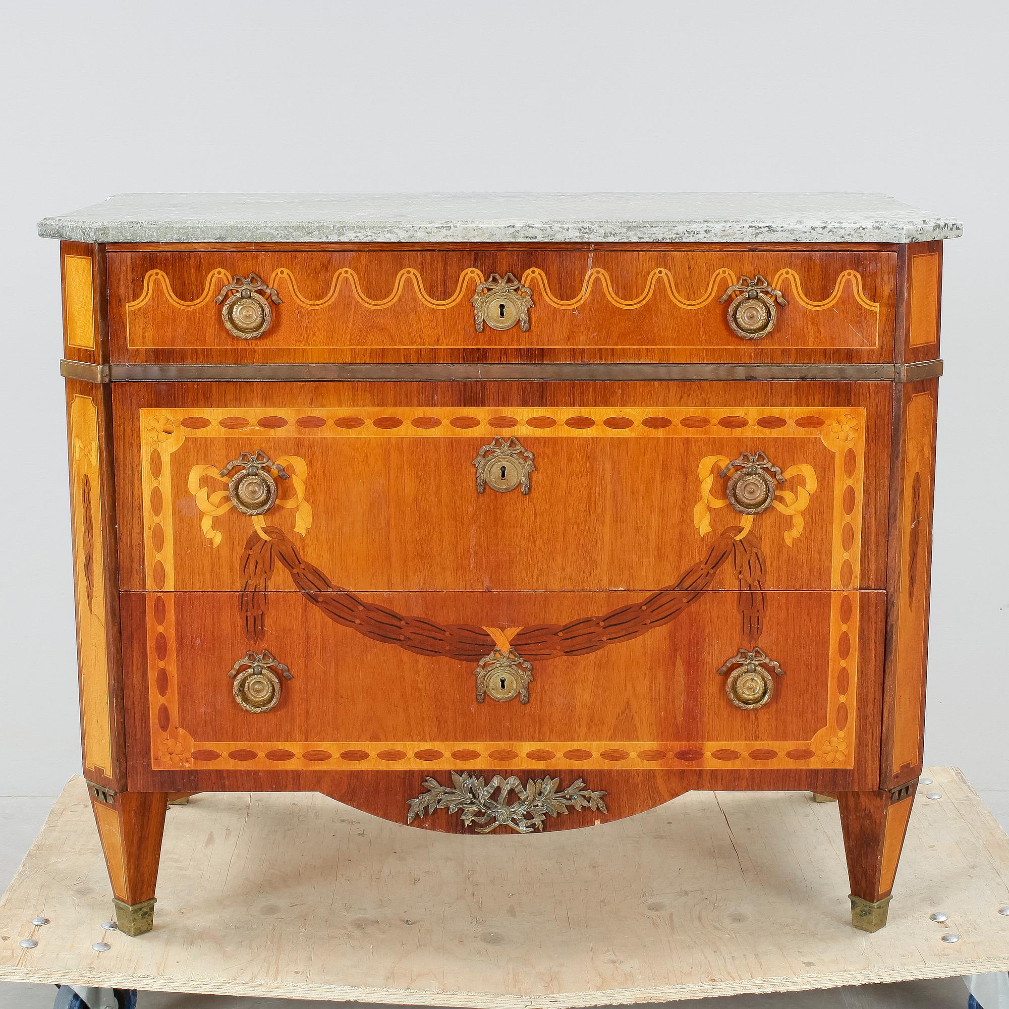 BYRÅ, gustaviansk stil, 1900-tal.