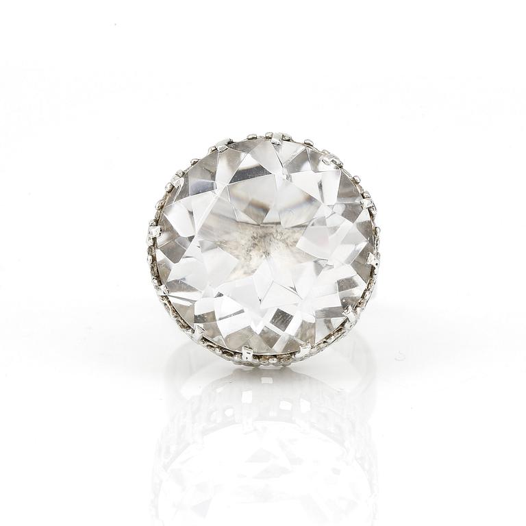 RING, med fasetterad bergkristall, ca 24 ct, 'BBH', Köping, 1973.