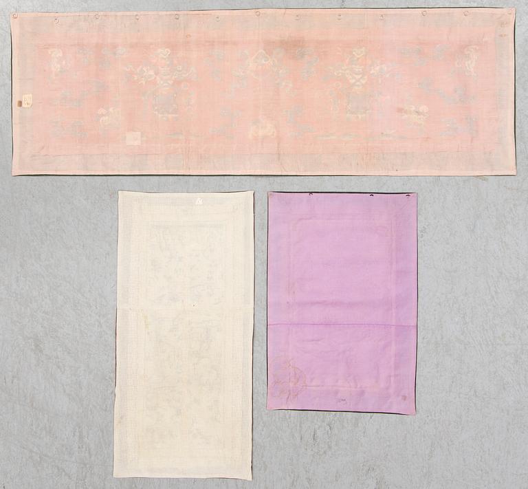 TEXTILIER, tre stycken, broderat siden. Kina, omkring 1900.