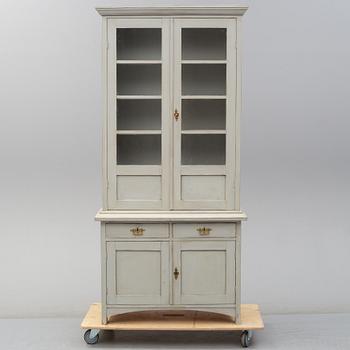 VITRINSKÅP, 1900-talets första hälft.