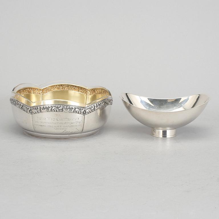 SKÅLAR, 2 stycken, silver och glas, 1900-tal. Total silvervikt ca 393 gram.
