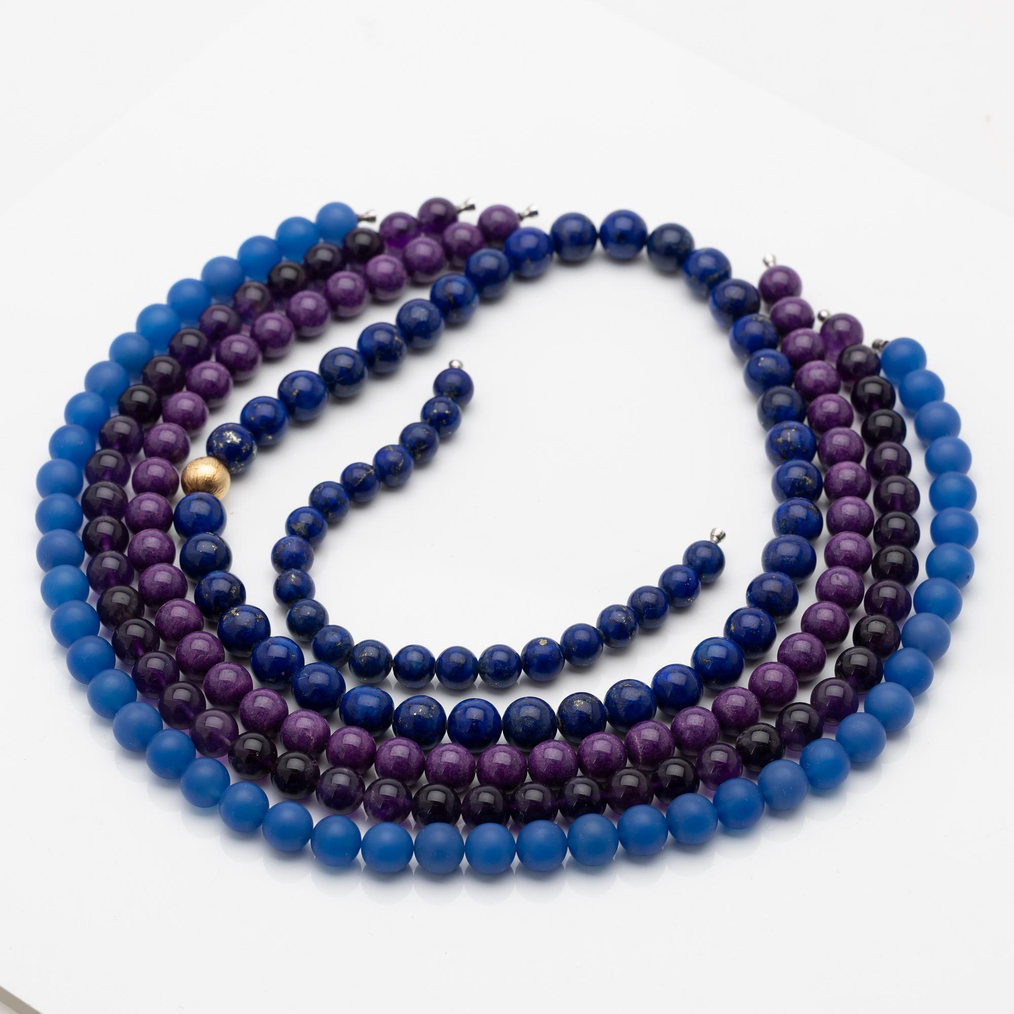 Ole Lynggaard, kullås 18K guld, med 4 stencollier med dobbar samt ett armband, bland annat lapis lazuli.