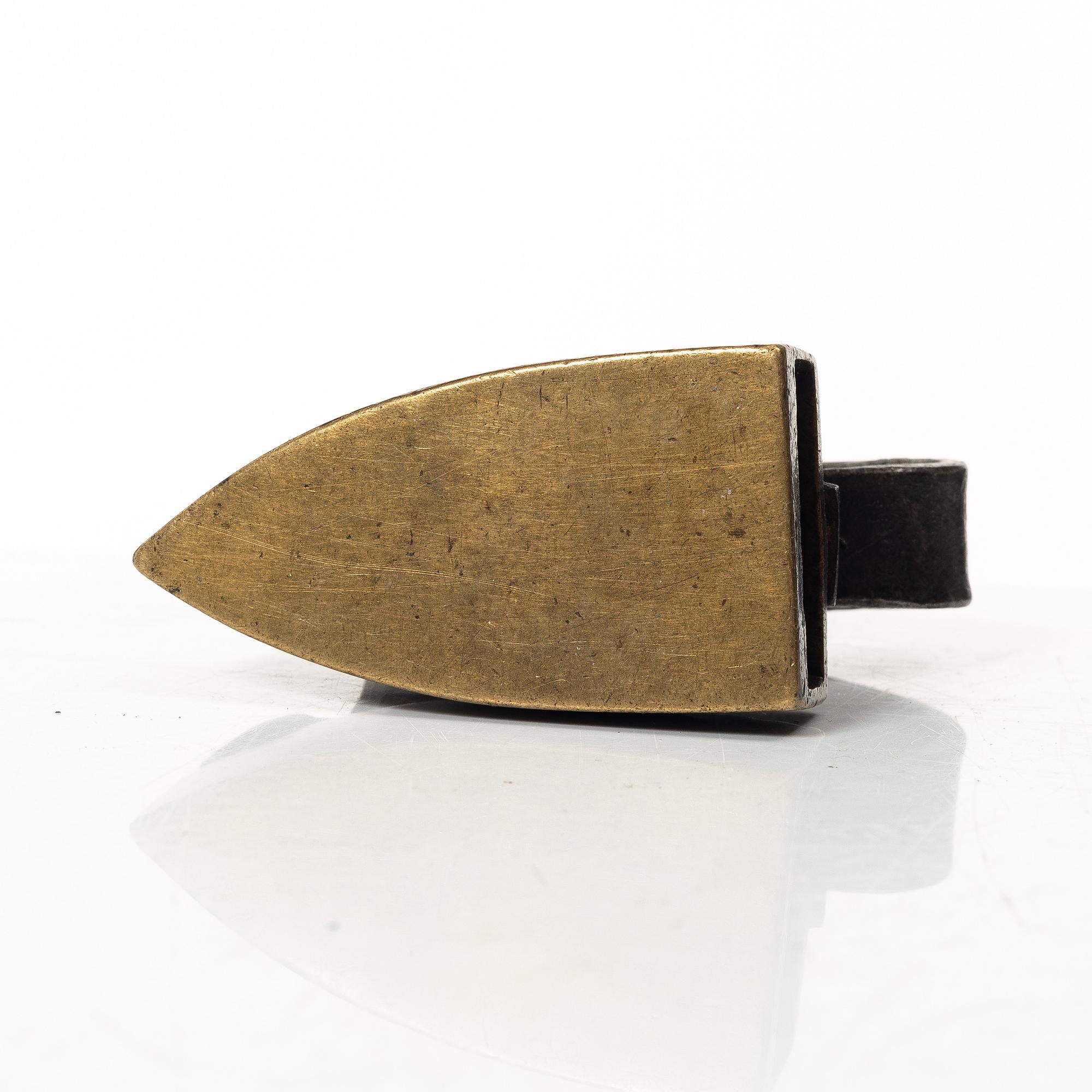 Mässingsföremål, fem stycken, 1700 - 1800-tal.