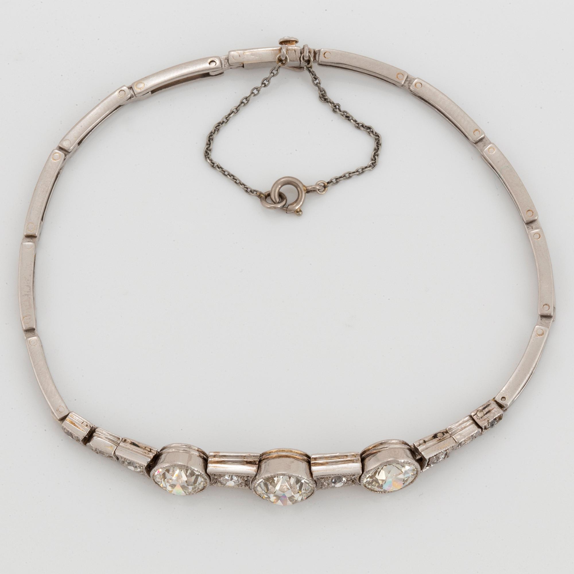 Armband platina med tre gammalslipade diamanter total vikt ca 3.25 ct.