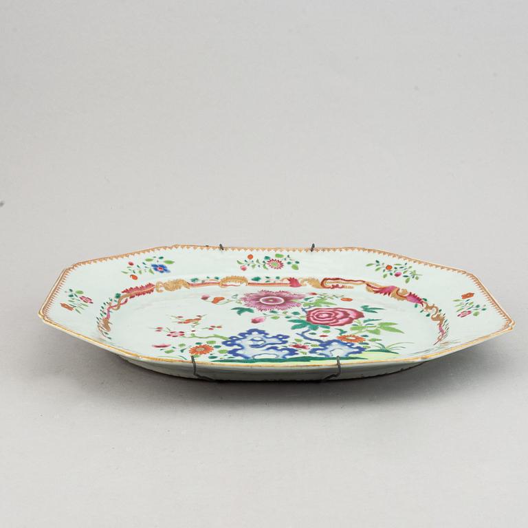 A famille rose serving dish, Qing dynasty, Qianlong (1736-95).