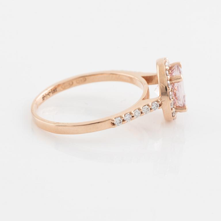 Ring, med morganit och briljantslipade diamanter.