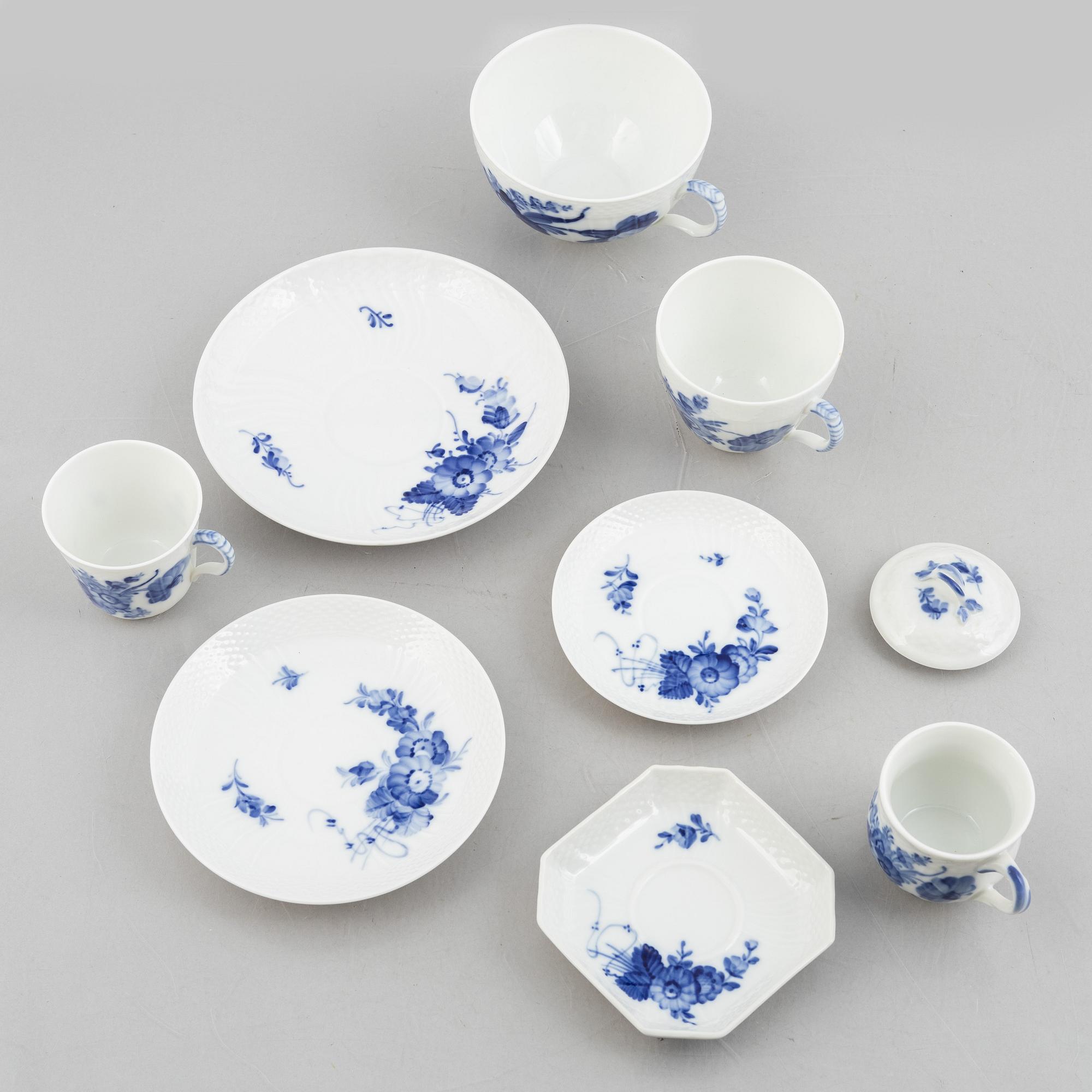 Royal Copenhagen, servisdelar, 60 delar, porslin, "Blå blomst", Danmark.