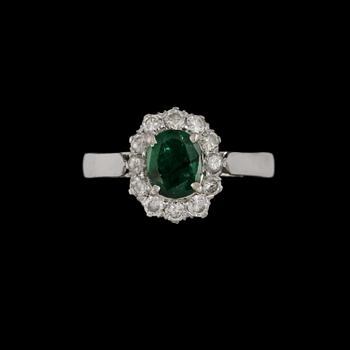 RING, silver med fasettslipad smaragd samt 12 briljantslipade diamanter, tot ca 0.36 ct. Vikt 2 g.
