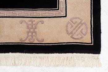 A Chinese rug, approx. 231 x 170 cm.