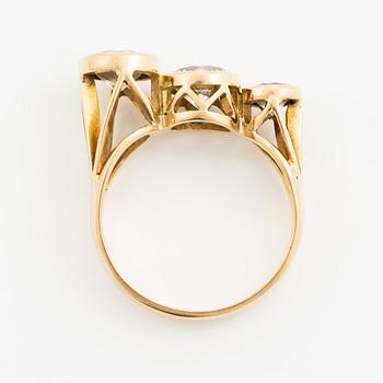 Ring, 18K guld med tre briljantslipade diamanter, totalt 2.87 ct.