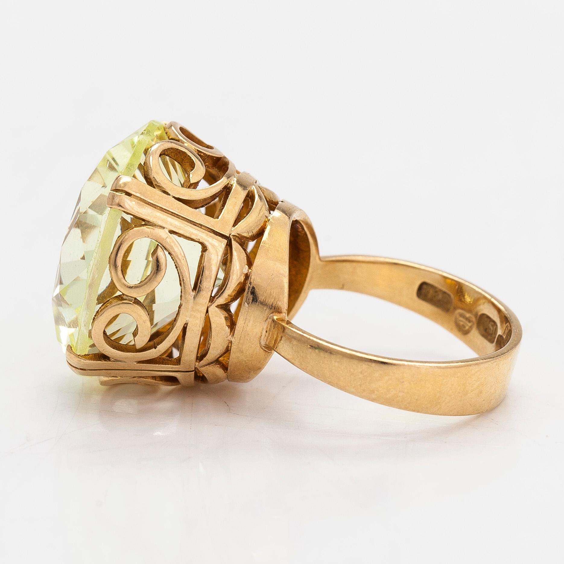 Ring, 18K guld och syntetisk spinell. Katajanokan Kulta-ja Kelloliike, Helsingfors 1964.