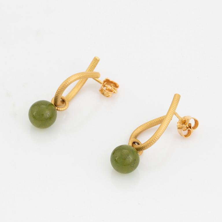 Dulong, 18K gold earrings.