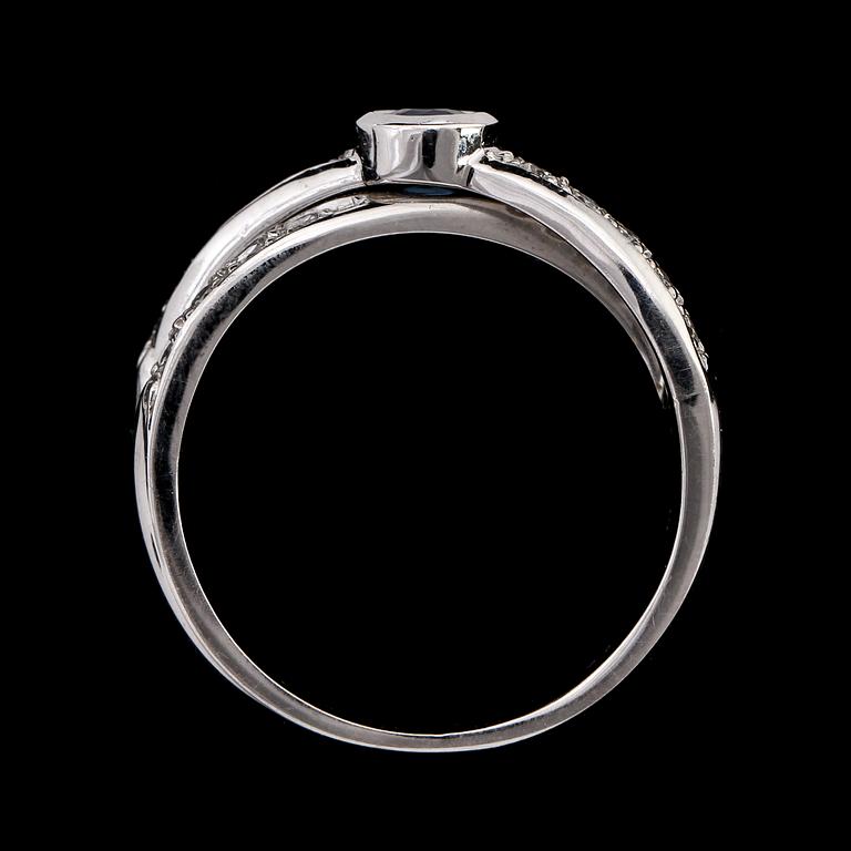 RING, 18k vitguld med fasettslipad blå safir samt 18 briljantslipade diamanter, tot 0.32 ct, Gemma AB. Vikt 6 g.