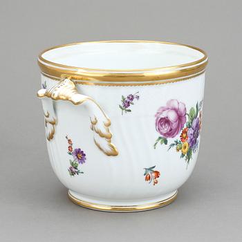 VINKYLARE/YTTERFODER, porslin, "Saxisk blomst", Royal Copenhagen.