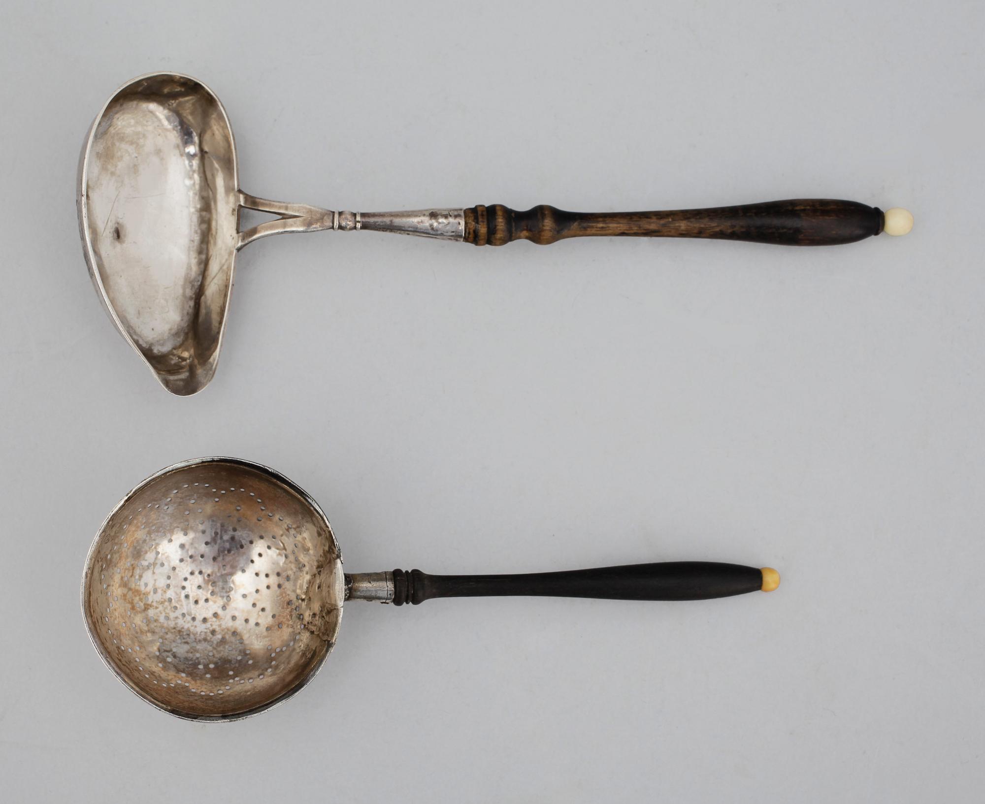 SÅSSLEV samt TESIL, silver, ostämplat, 1800-tal. Tot ca 32g.