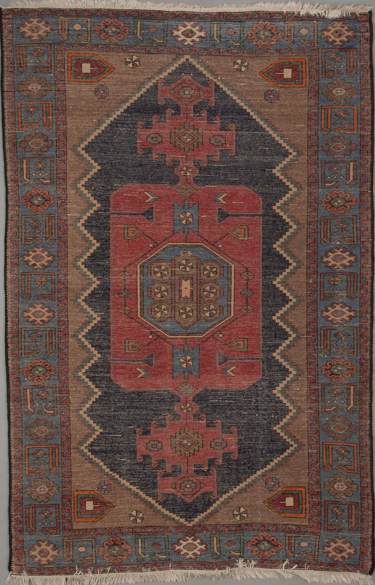 MATTA, orientalisk. Ca 196x128 cm.